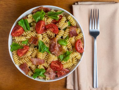 Rotini ile servis edilen makarna salatası.