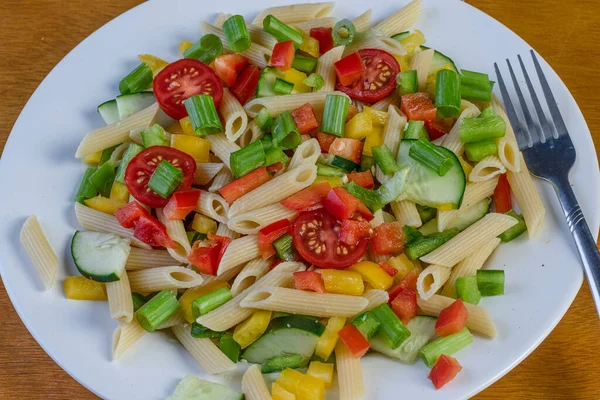 Salada Macarrão Penne Composta Por Tomates Pepinos Com Legumes — Fotografia de Stock
