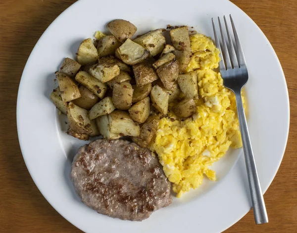 Ομελέτα Αυγά Σερβίρεται Λουκάνικο Patty Και Πατάτες Στο Σπίτι — Φωτογραφία Αρχείου