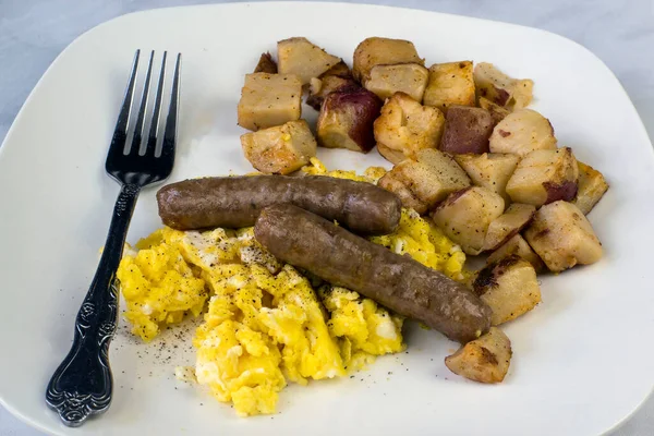 炒鸡蛋 配黑胡椒 早餐香肠和家庭薯条 — 图库照片