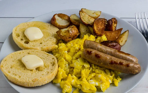 Ομελέτα Σερβίρεται Λουκάνικο Πατάτες Τηγανητές Και Αγγλικά Muffins — Φωτογραφία Αρχείου
