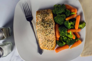 Brokoli ve havuçlu fırında mevsim somonu., 