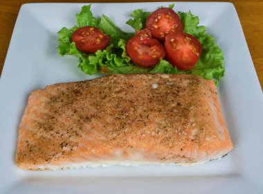 Salata ve domatesli somon mevsimi