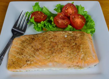Salata ve domatesli somon mevsimi