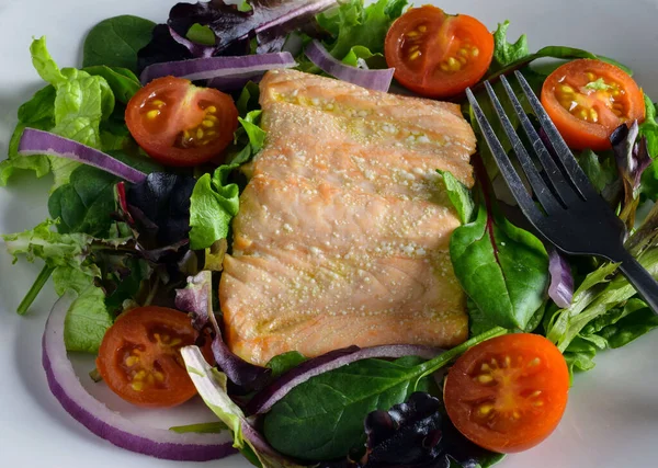 Karışık sebzeli ve domatesli fırında somon.