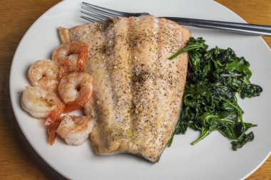 Mevsimlik somon balığı sotelenmiş ıspanak ve karides.