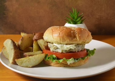 Patates dilimli tavuklu börek.