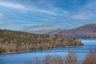 Quabbin rezervuarı enfield 'dan görüldü. Massachusetts' e bakın.