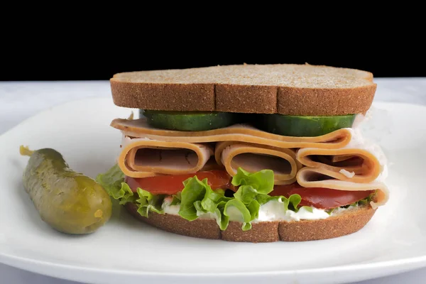 Бутерброд Індичкою Помідорами Зверху Огірком — стокове фото