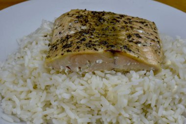 Beyaz pirinçli somon filetosu.