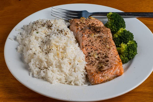 Fırında somon pilav ve brokoli ile servis edilir.