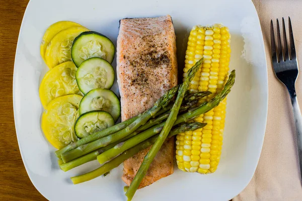 Mısır ve kabaklı somon mevsimi kuşkonmazla servis edilir.