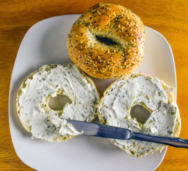 Biri krem peynirli iki simit.