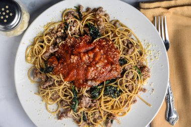 Tam buğday sosisli ve soslu spagetti.