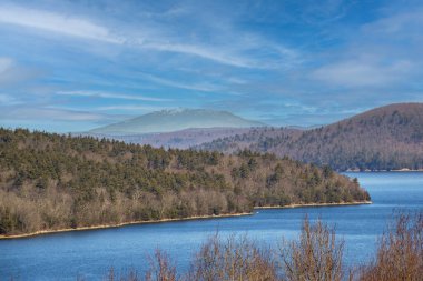 Quabbin rezervuarı enfield 'dan görüldü. Massachusetts' e bakın.
