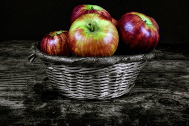 Taze elma sepetle renklendirilir ve arka planda siyah beyaz yapılır.