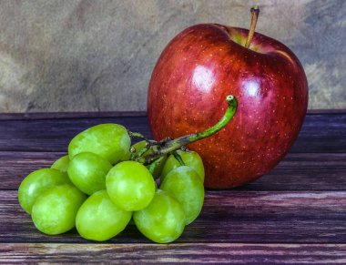 Önünde yeşil üzümlü elma