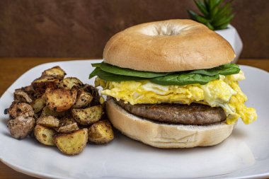 Omlet ve sosisli börek üstü ve ıspanaklı simit.,