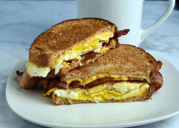 早餐融化三明治 由煎蛋和熏肉组成 — 图库照片