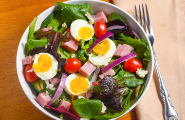 Domates salatası. Yumurta, jambon ve domates karışımı.