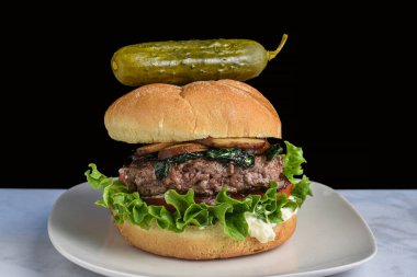 Sotelenmiş mantarlı hamburger ve turşulu ıspanak.