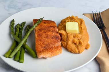 kuşkonmaz ve püre ile servis edilen haşlanmış somon.