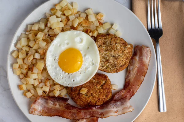 鱼饼配上炒鸡蛋和哈希布朗的早餐盘 — 图库照片