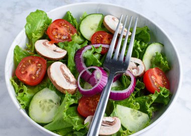 Pastırma, mantar, domates ve salatalıktan oluşan bahçe salatası.,