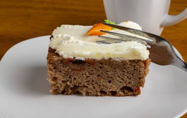 Çatalla servis edilen havuçlu kek.