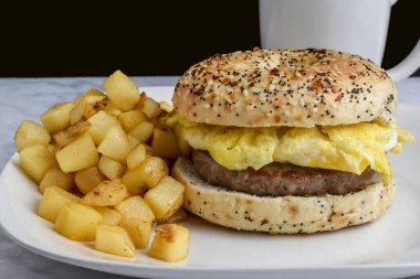 Sosis ve çırpılmış yumurtalı sandviç ve patates kızartması., 