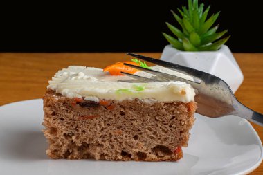 Çatalla servis edilen havuçlu kek.