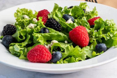  Marul ve keçi peynirinde ahududu ve böğürtlen