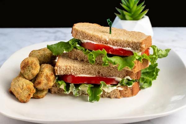 Томатный Сэндвич Салатом Майонезом Подаваемый Берокколи — стоковое фото