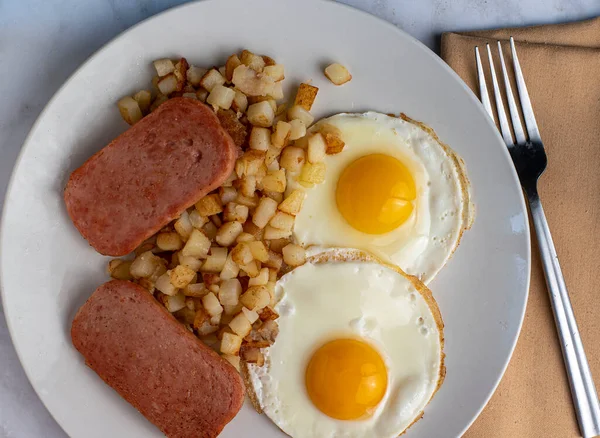 Πρωινό Πιάτο Τηγανητά Αυγά Σερβίρεται Τηγανητά Spam Και Hash Browns — Φωτογραφία Αρχείου