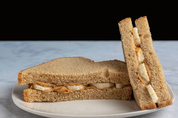 ピーナッツバターと小麦パンのバナナサンドイッチ — ストック写真