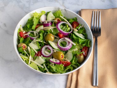 Soğanlı ve salatalıklı doğranmış salata.