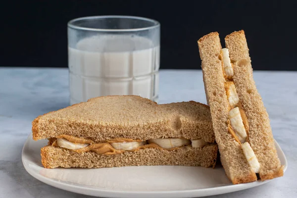 ピーナッツバターと小麦パンのバナナサンドイッチ — ストック写真