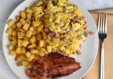 Jambonlu omlet, kızarmış patates ve pastırma.