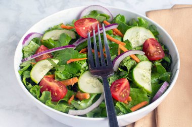 Soğanlı, domatesli ve havuçlu bahçe salatası.