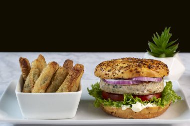Tavuklu burger, soğanlı, marullu ve domatesli. Kremalı çöreğin yanında da kabak kızartması.