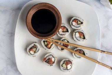 Füme somon, peynir ve salatalıklı Philadelphia Roll.