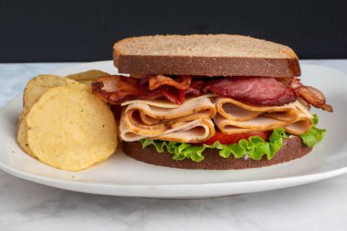 Kızarmış hindi pastırmalı sandviç.,