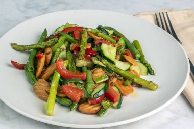 Bir tabak sote kuşkonmaz, biber, yeşil fasulye ve havuç.