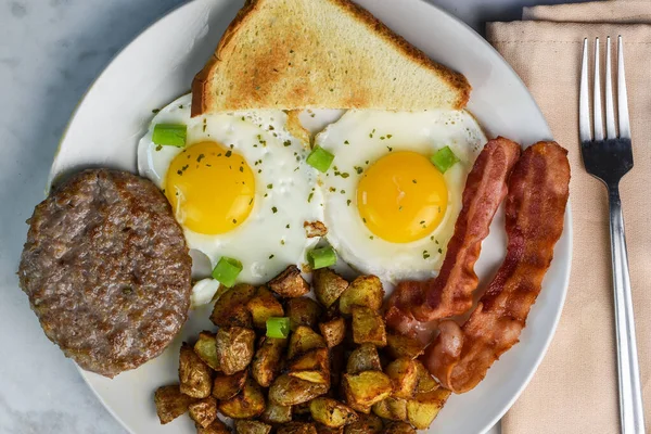 Two Fried Eggs Top Parsley Green Onions Served Sausage Bacon — Stock Photo, Image