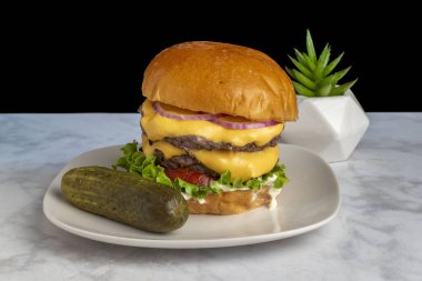 Duble peynirli burger ve turşulu çörek.