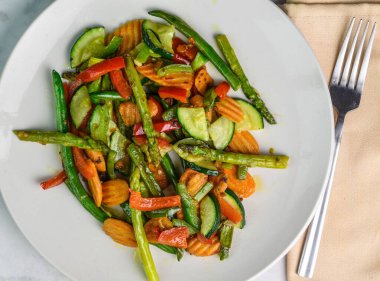 Bir tabak sote kuşkonmaz, biber, yeşil fasulye ve havuç.