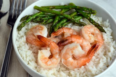 pirinç kasesi karides ve kuşkonmazla servis edilir.