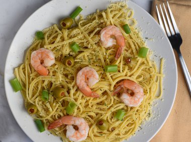 Zeytinli, yeşil soğanlı ve karidesli linguine.