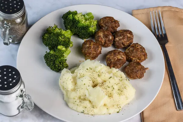Meat Balls Served Broccoli Mashed Potatoes — Stock Photo, Image