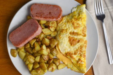 Peynirli omlet, yanında konserve jambon ve patates kızartması., 